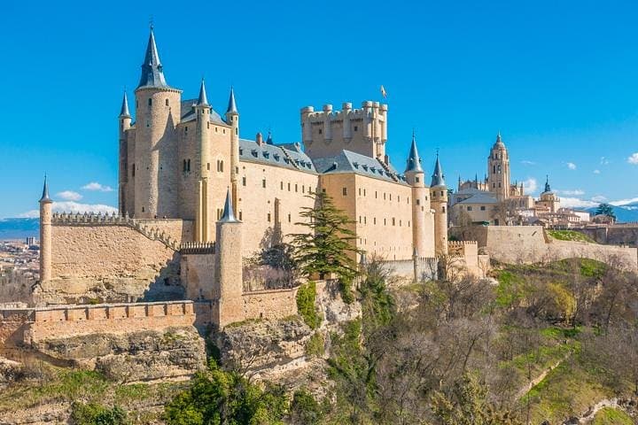 Excursión de un día a Ávila y Segovia desde Madrid con almuerzo