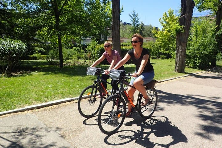 Tour privado por la ciudad de Madrid | Bicicleta regular / E-Bike | Grupos desde 32€