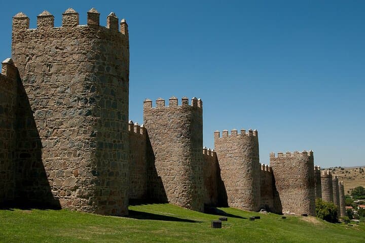 Desde Madrid: Tour Guiado Oficial a Ávila y Segovia