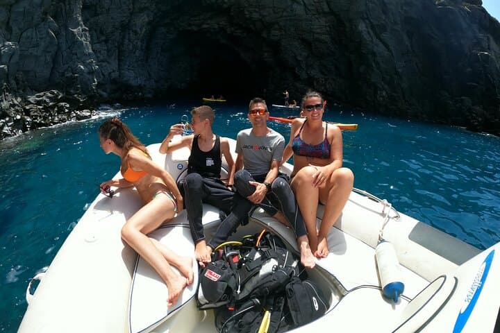 Paseo de Barco para visitar Lenguas de Lava Marinas