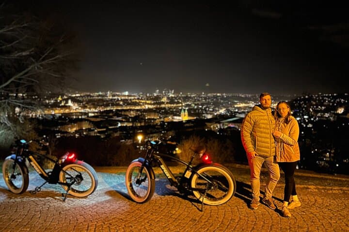 Tour nocturno en bicicleta eléctrica de estilo retro en Praga: guiado en vivo