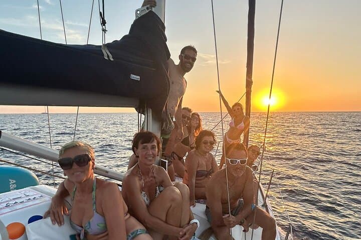 Excursión de un día completo en experiencia de navegación descubriendo Ibiza y Formentera