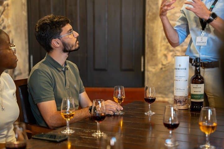Tour OPorto Histórico de Medio Día con Visita y Pruebas en una Bodega de Vino de Oporto