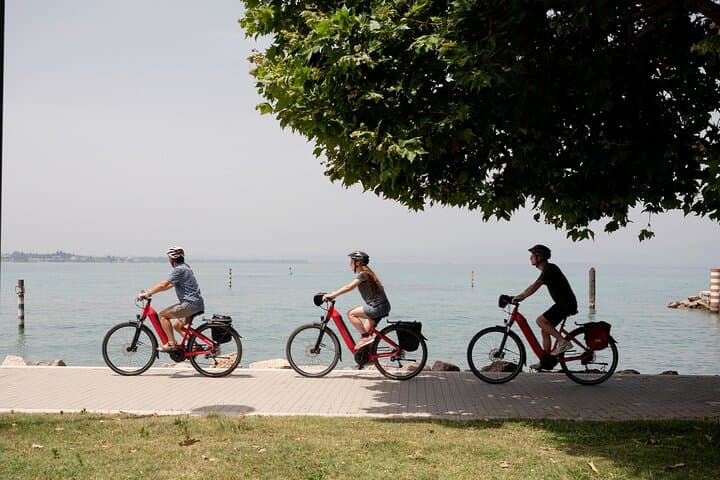 Recorrido autoguiado de día completo en bicicleta eléctrica por el lago de Garda desde Verona