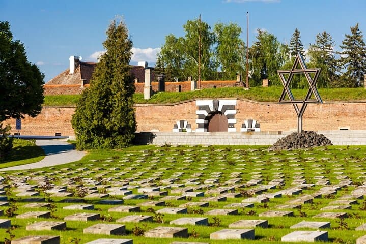 Tour conmemorativo al Campo de Concentración de Terezín desde Praga