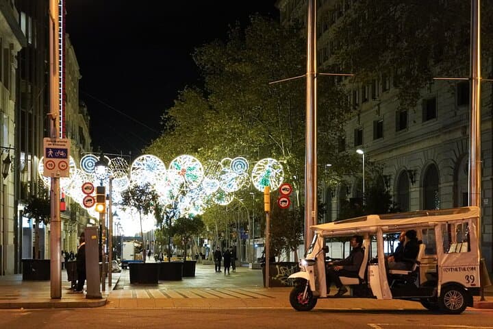 Tour de Luces de Navidad de Barcelona en Eco Tuk Tuk Privado