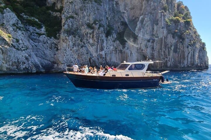 Sorrento : Capri Tour en barco para grupos pequeños con natación & 4 horas en tierra