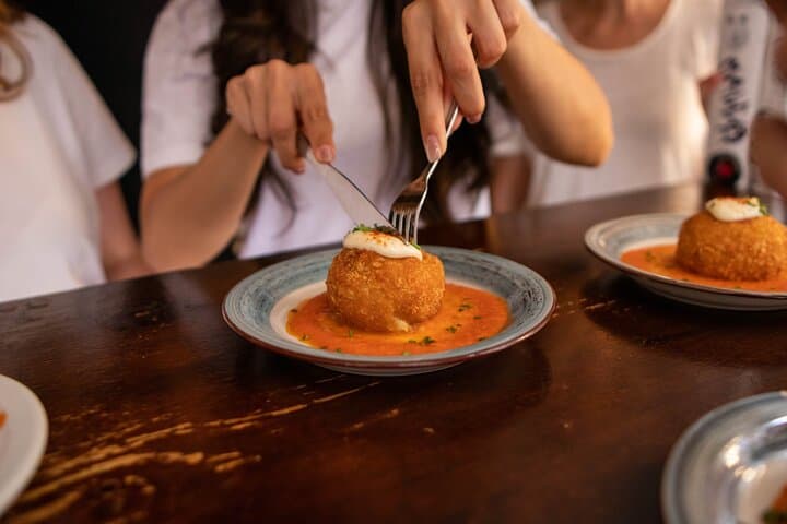 Barcelona : Tour gótico y gastronómico El Born con tapas y vino