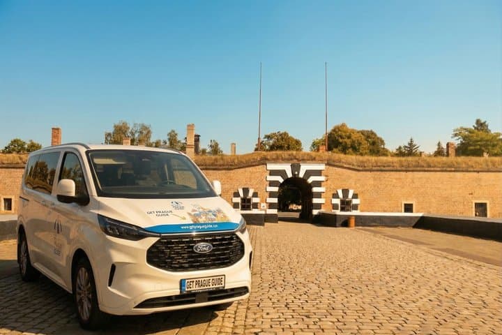 Tour de Terezin que incluye entrada, traslado y audio