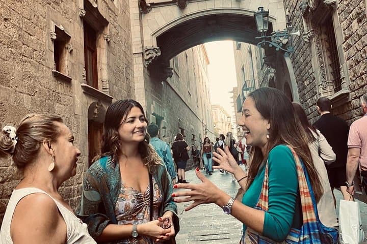 Experiencia Privada : Secretos del Barrio Gótico & El Arte de sangría.
