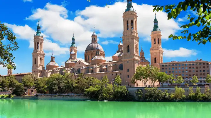 Zaragoza "Contada por un Maño" Free  Tour