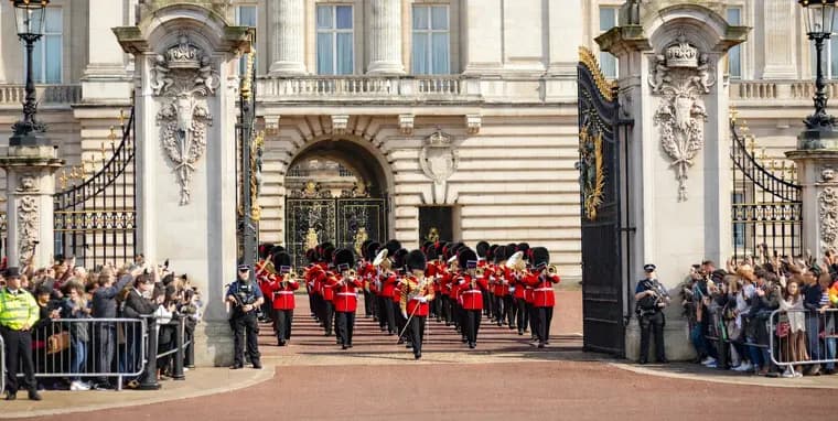 London- An Essential History: Art, Architecture, Politics and Monarchy through the ages. (Not suitable for young children)