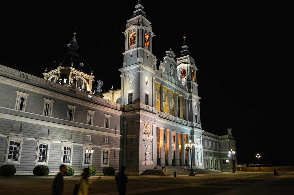Madrid: Visita nocturna guiada a pie en español