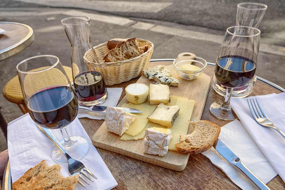 Guided visit of Montmartre in Spanish with cheese and wine tasting