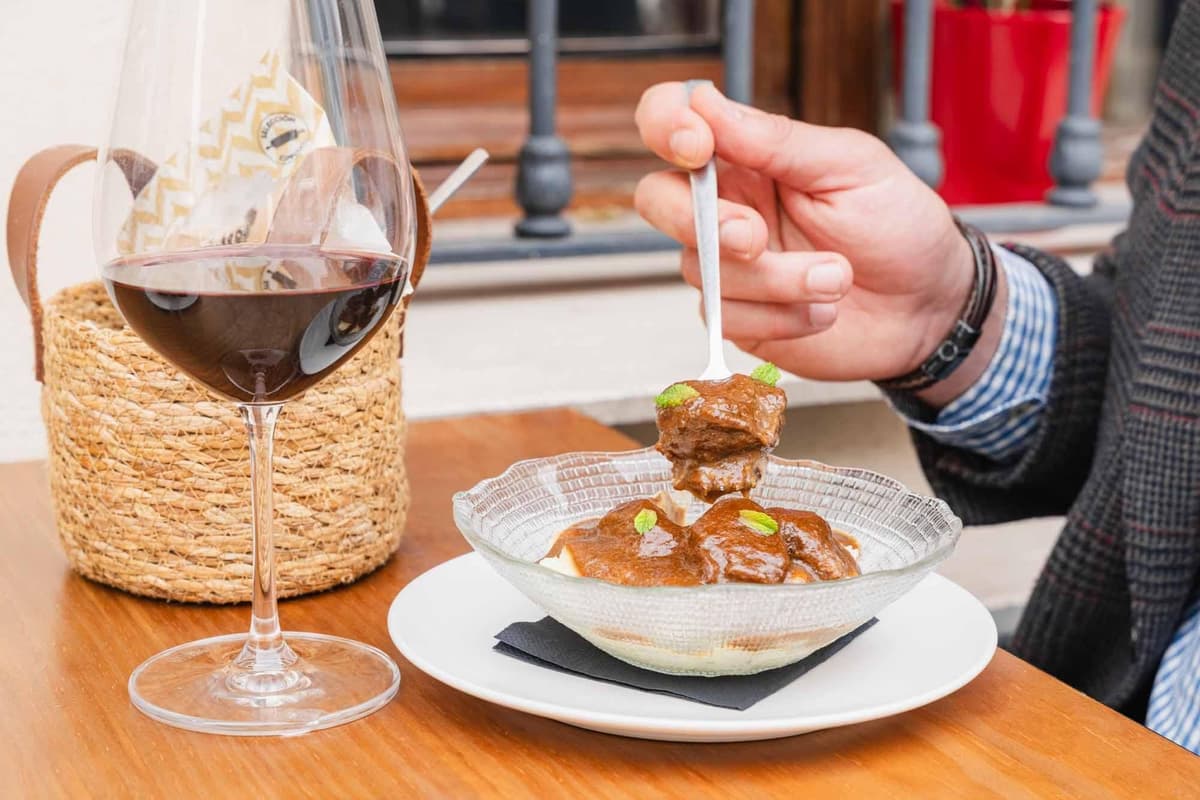 Sevilla: Gourmet Tapas and Wine Tour