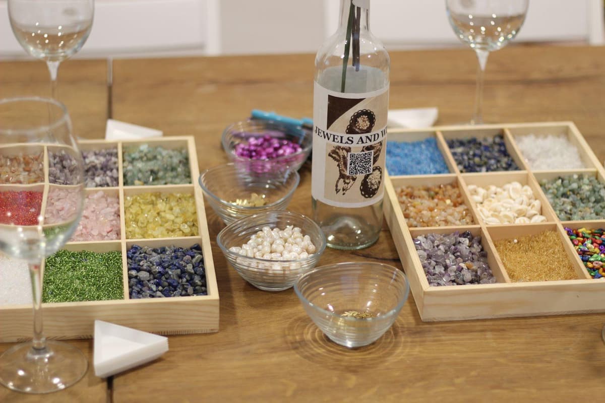 Jewelry workshop and unlimited wine in Barcelona