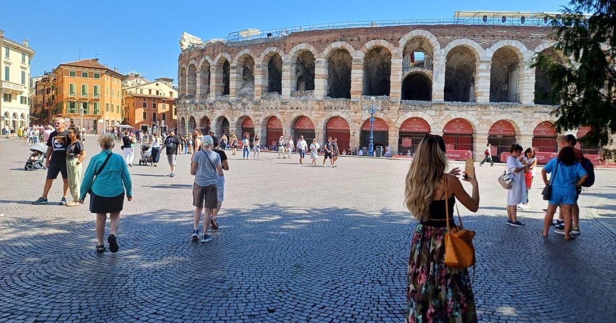 Visit of Verona and Lake Garda. Full day tour from Milan