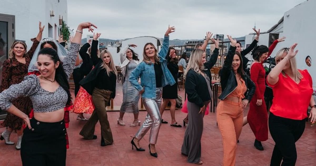 Barcelona: Rooftop Salsa Class with Unlimited Sangria