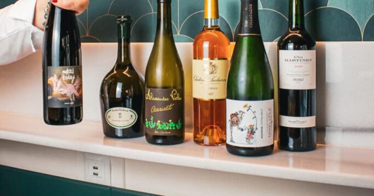 Vino, tapas y teatro: una cata de vino divertida en Barcelona