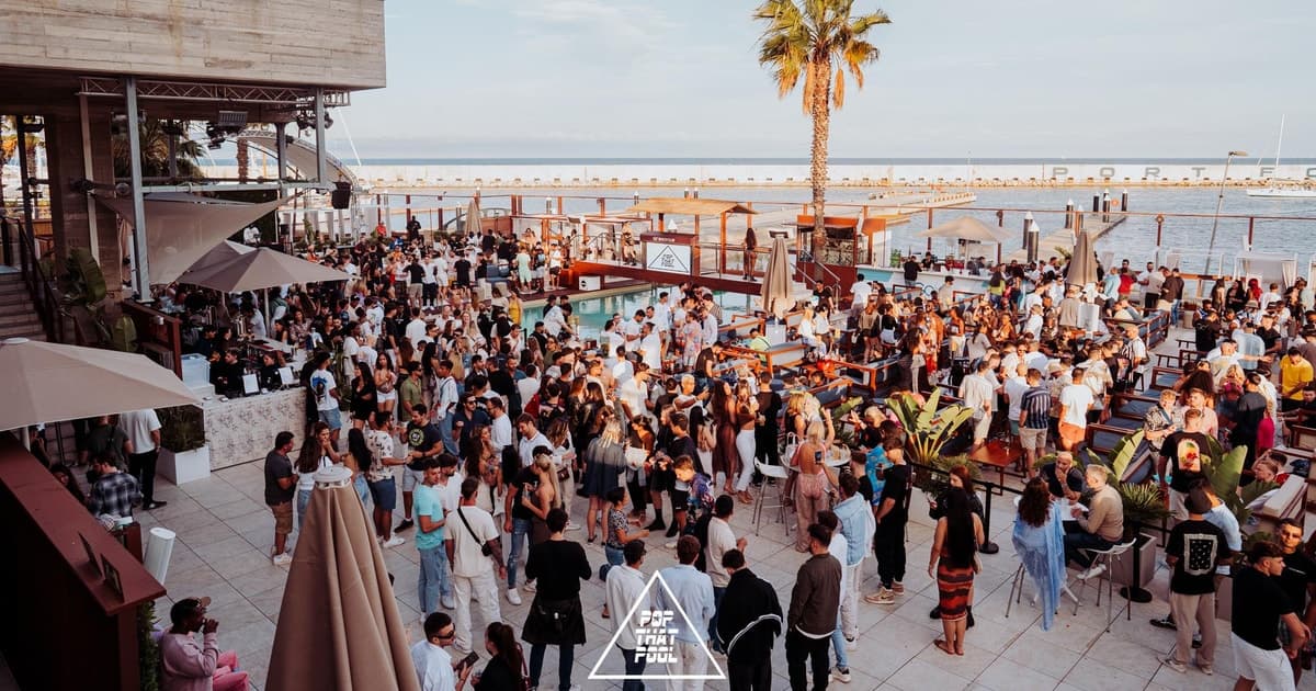 Barcelona: discoteca de playa con fiesta en la piscina y discoteca al aire libre