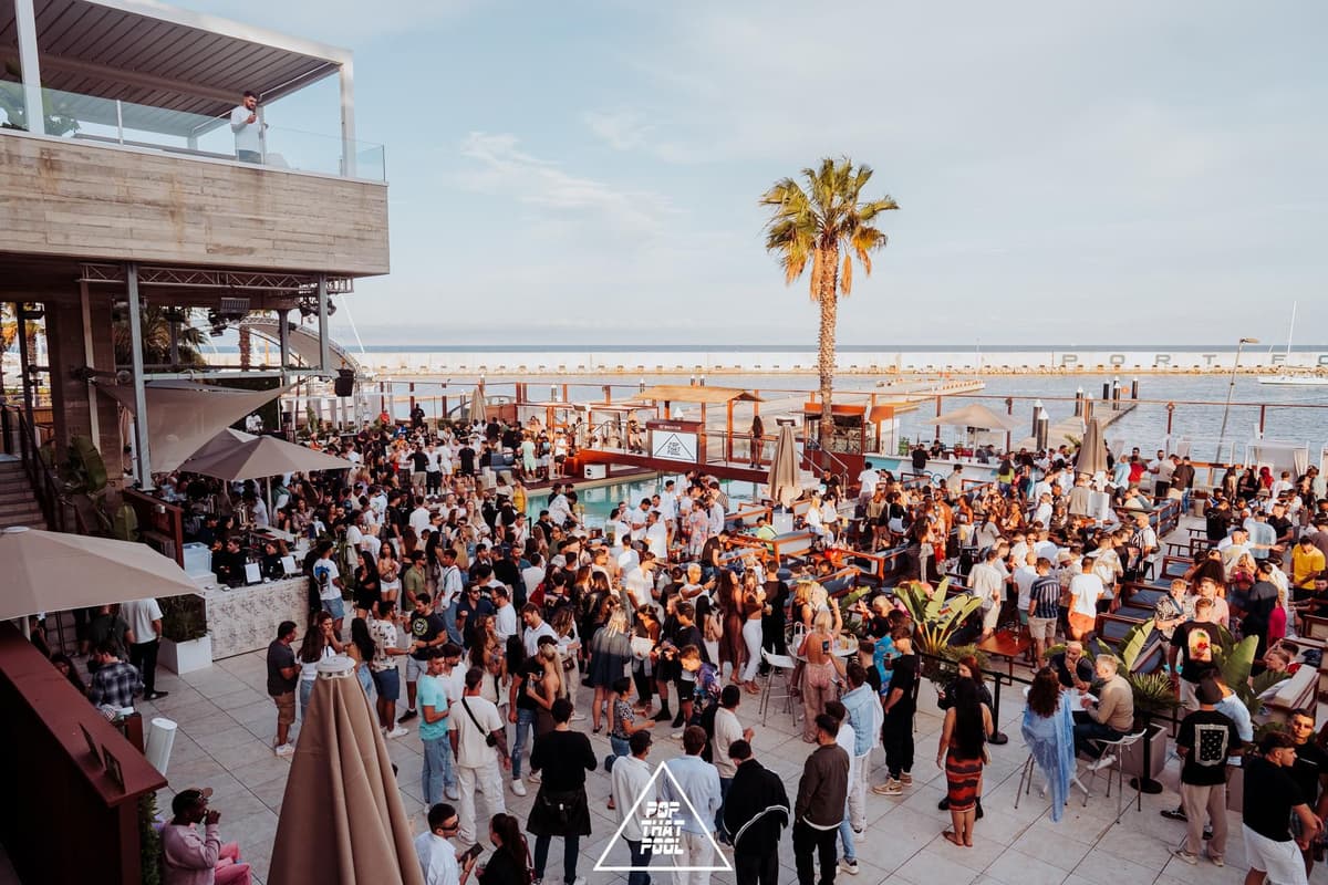 Barcelona: discoteca de playa con fiesta en la piscina y discoteca al aire libre