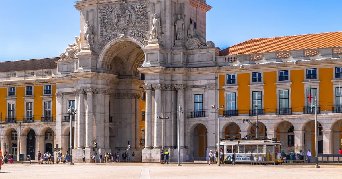 Lisbon: Immersive Walking Tour of the old town