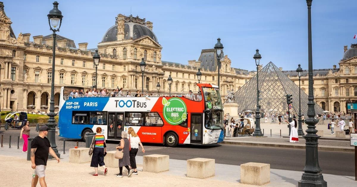 Paris: Hop-on Hop-off Bus Tour & Seine Cruise Bundle Tour