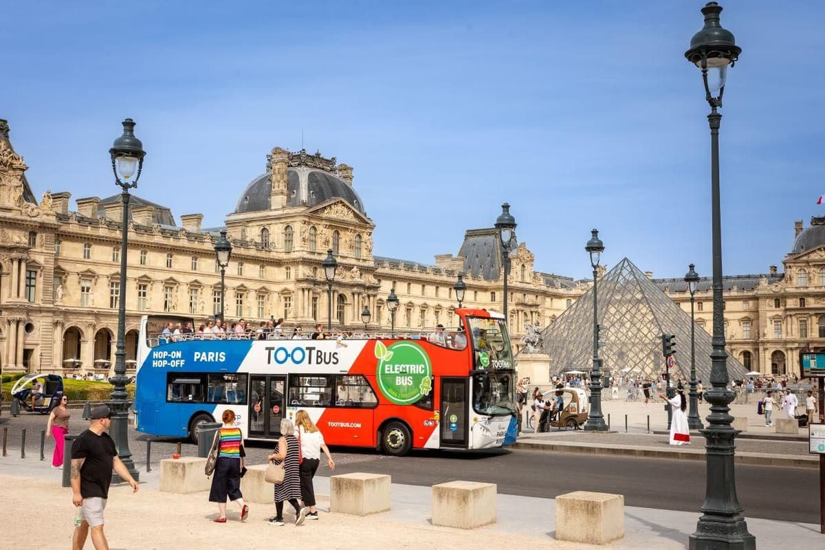 Paris: Hop-on Hop-off Bus Tour & Seine Cruise Bundle Tour