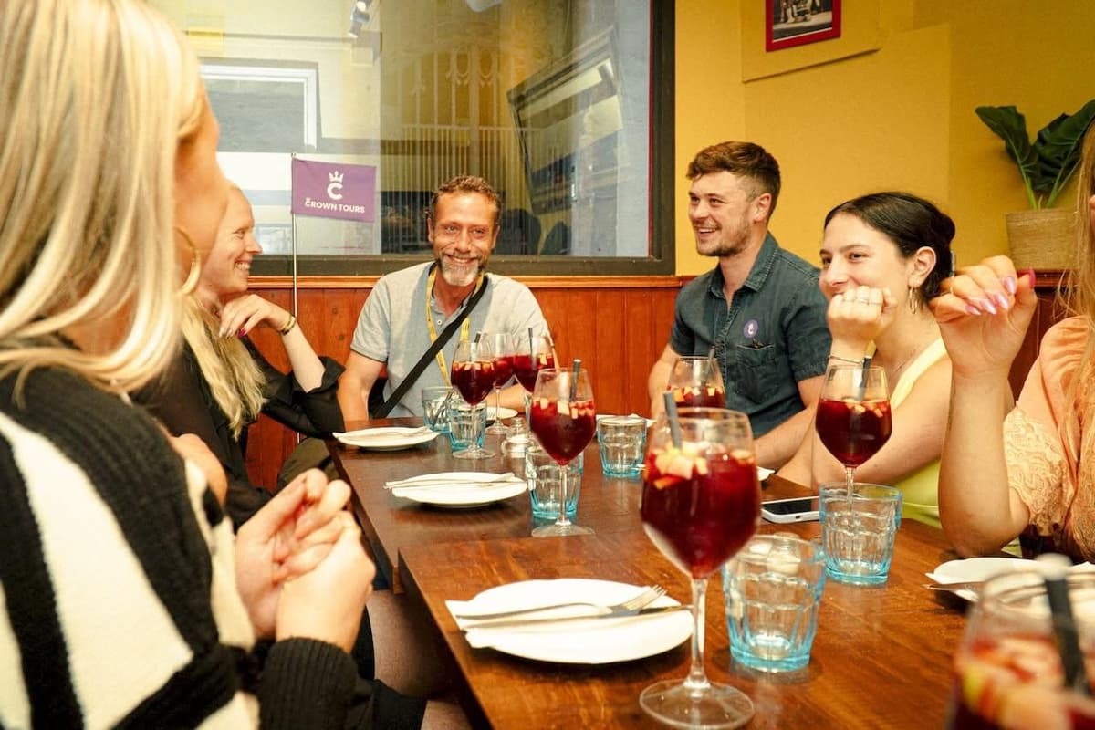 Barcelona: Old City Hidden Gems, Tapas, & Drinks Guided Tour