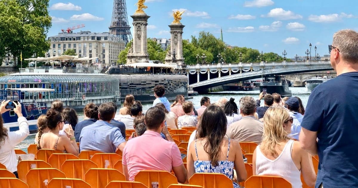 París: emblemático paseo en barco por el Sena con helado o dulce parisino