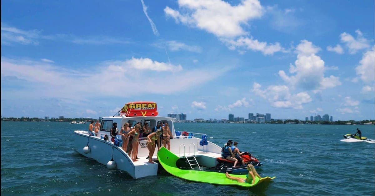 Miami: fiesta en catamarán en la bahía de Vizcaína con moto acuática y tubing