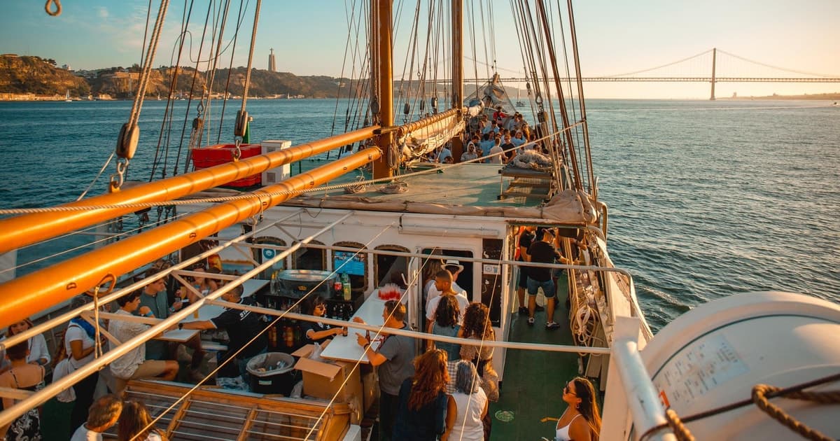 Lisbon: Sunset Boat Party Cruise with Music & Drinks