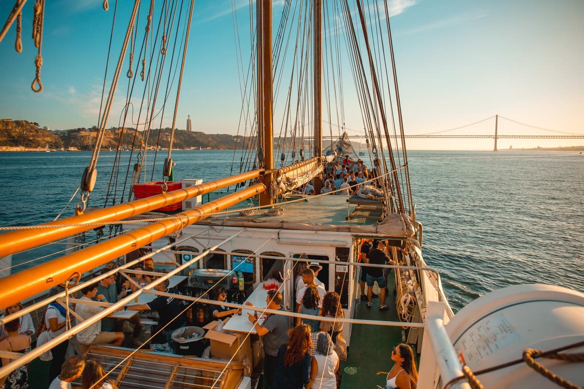 Lisbon: Sunset Boat Party Cruise with Music & Drinks