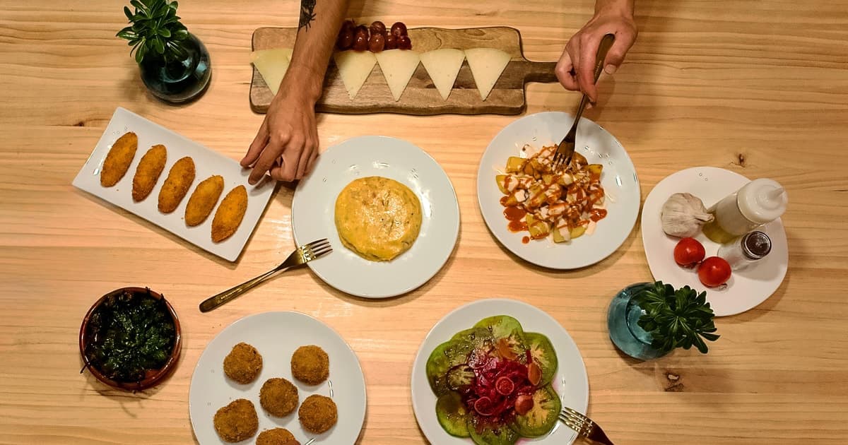 Barcelona: Spanish Tapas Cooking Class with Wine