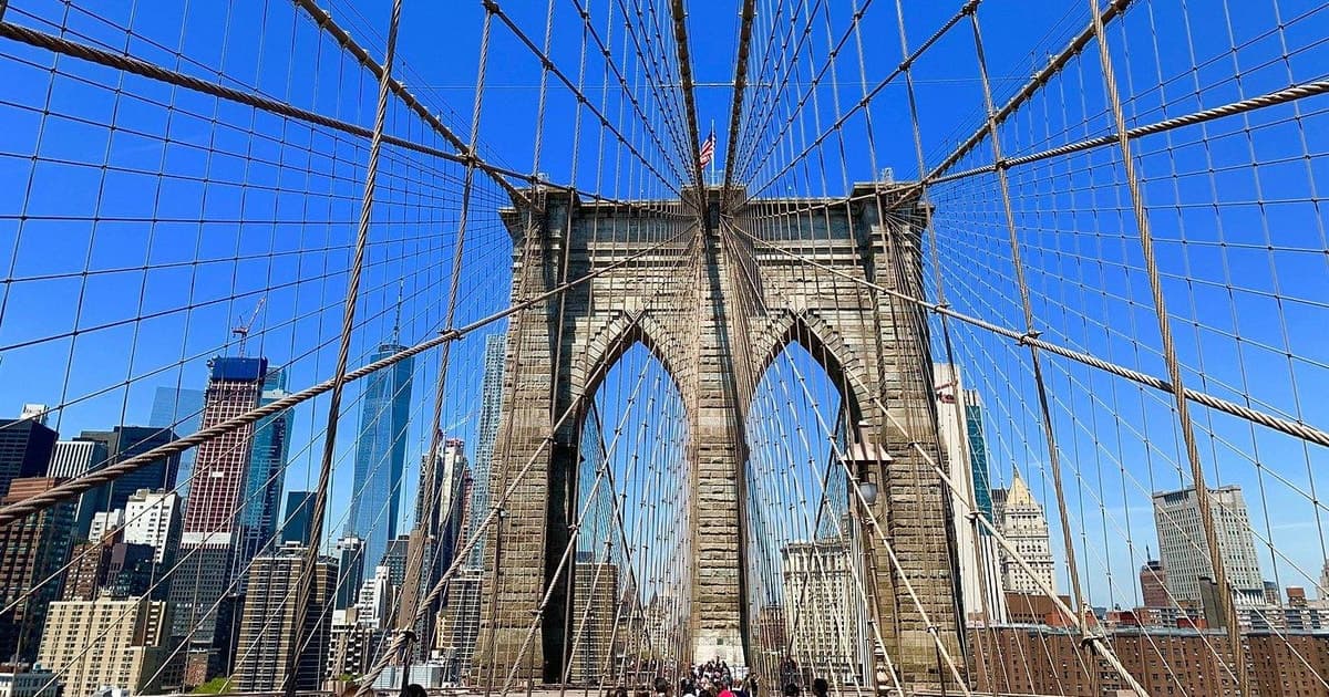 NYC: DUMBO & Brooklyn Bridge Walking Tour into Manhattan
