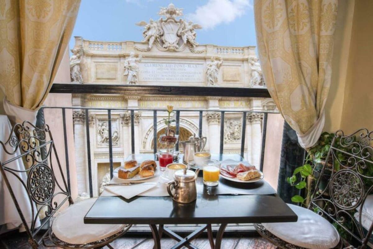 Rome: Trevi Fountain and Aperitif with a View of the Fountain