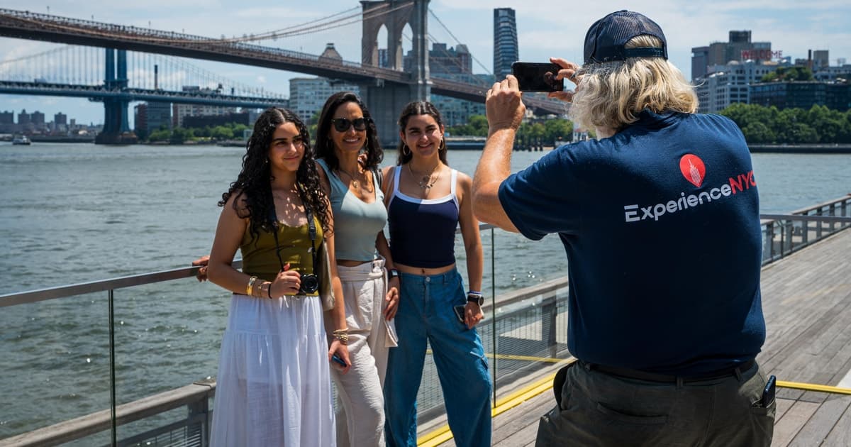 NYC: Half-Day Luxury Bus Tour with One World Access