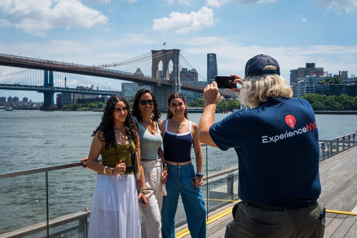 NYC: Half-Day Luxury Bus Tour with One World Access