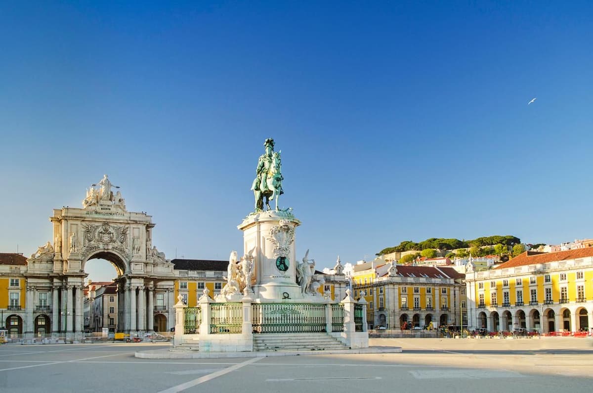 Lisbon: Tuk Tuk Hop-On Hop-Off Tour