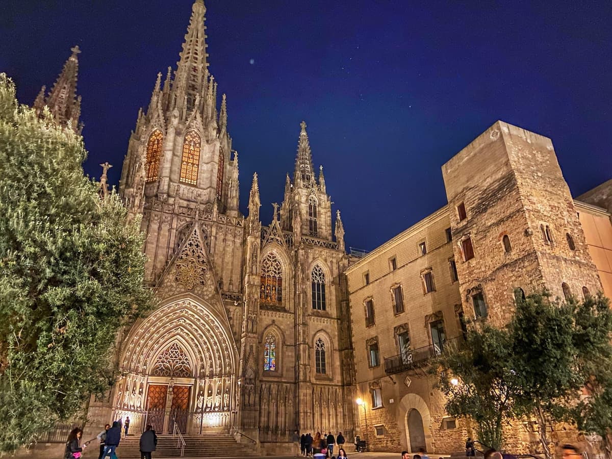 Tour a pie por el Barrio Gótico y El Born en grupos pequeños