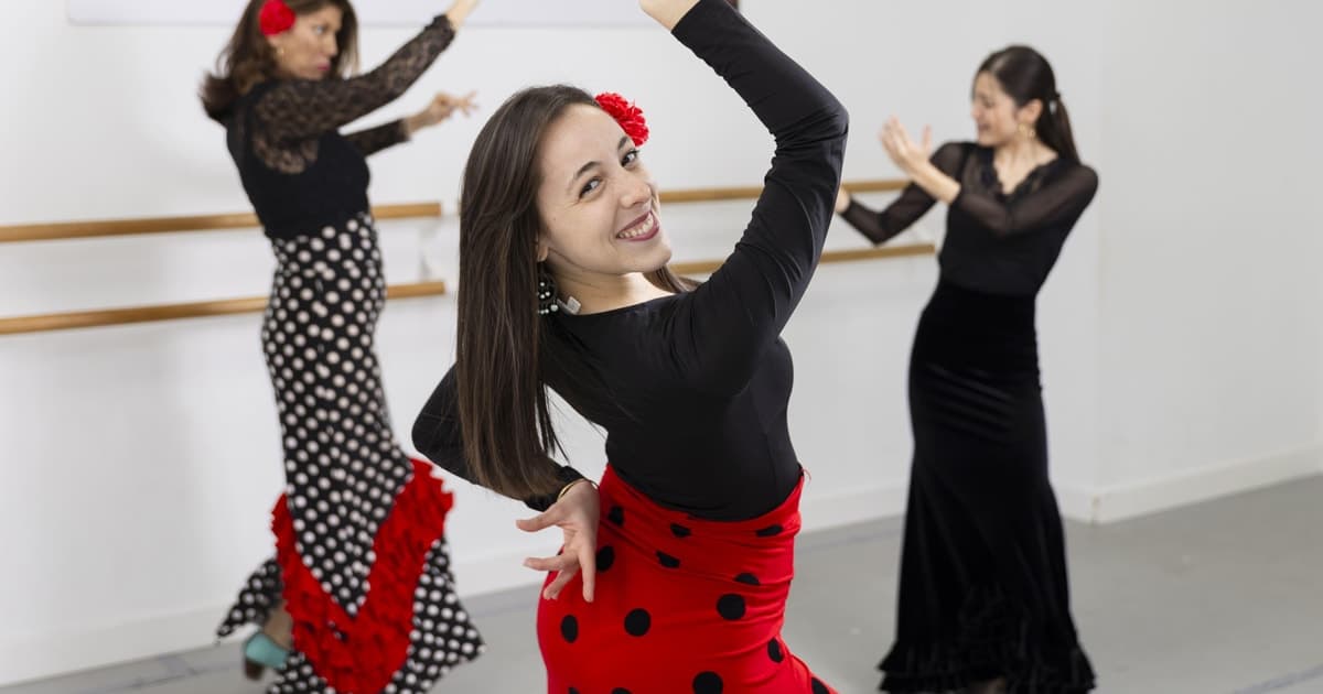 Sevilla: Clase de Baile Flamenco con Traje Opcional