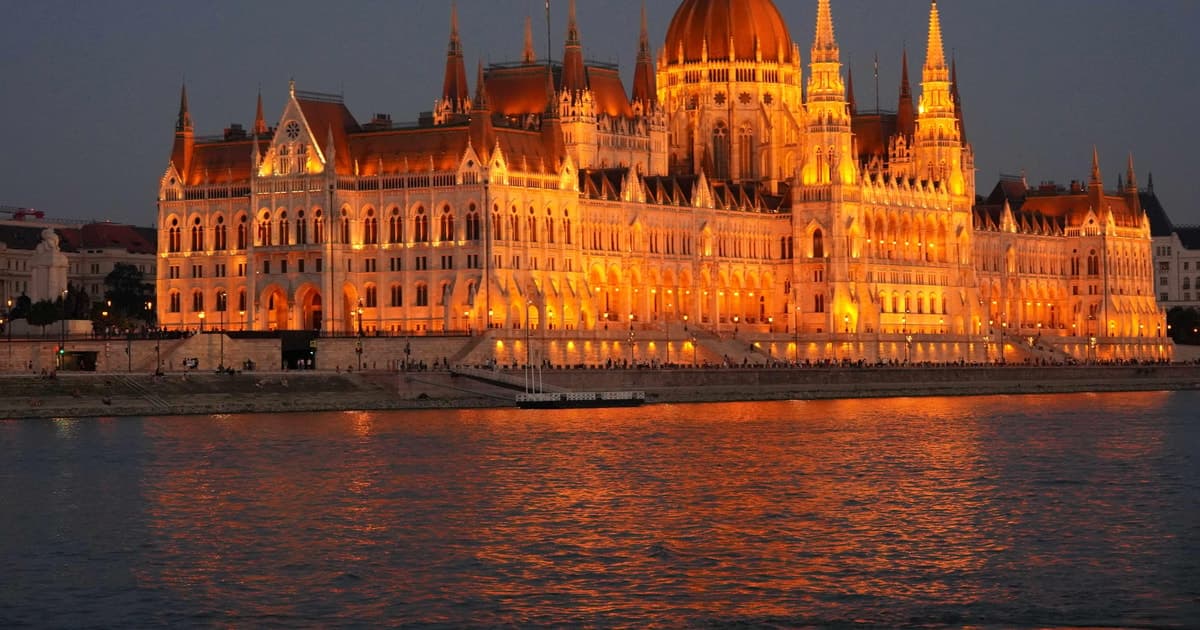 Budapest: paseo en barco con asientos garantizados en la azotea y trae tus propias bebidas