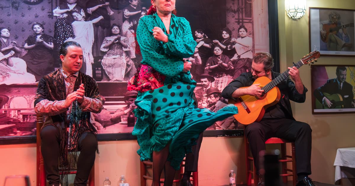 Seville: Flamenco Show & Cocktail Experience