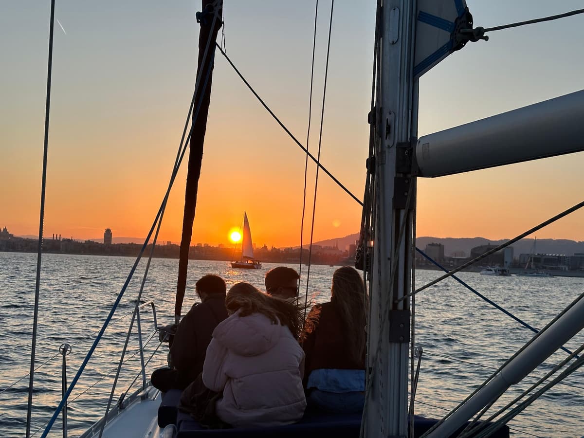 Barcelona: Exclusive Sailing Trip at Sunrise or Sunset