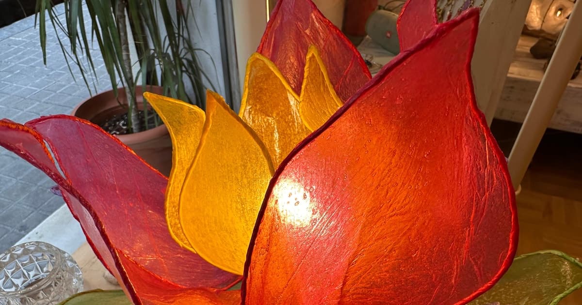 Lamp workshop in Barcelona with tapas and wine, in front of Casa Vicens