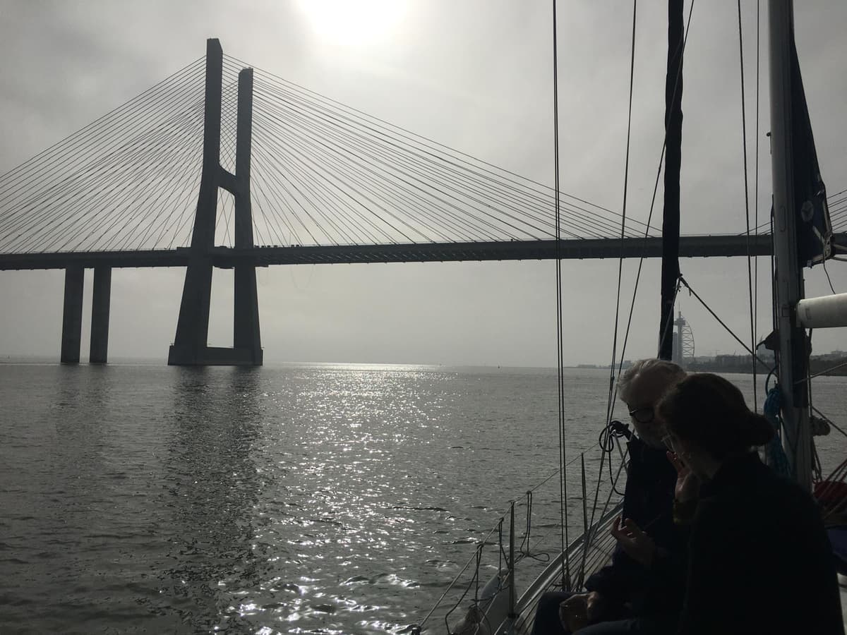 Sunset aboard a sailing boat in Lisbon!