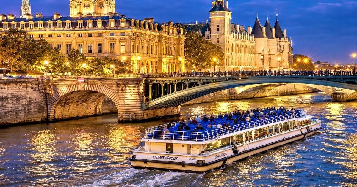 Paris: Evening Lights Cruise with Legendary Bateaux-Mouches