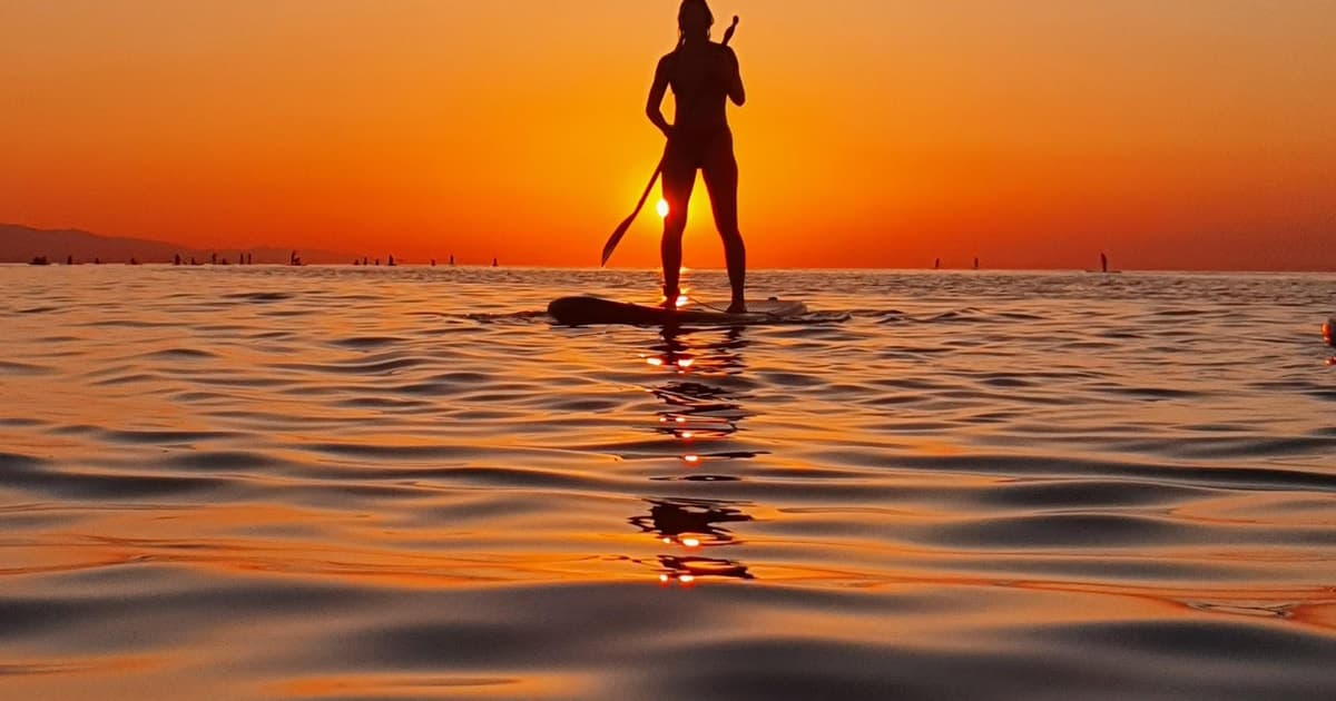 Paddle surf al amanecer en Barcelona