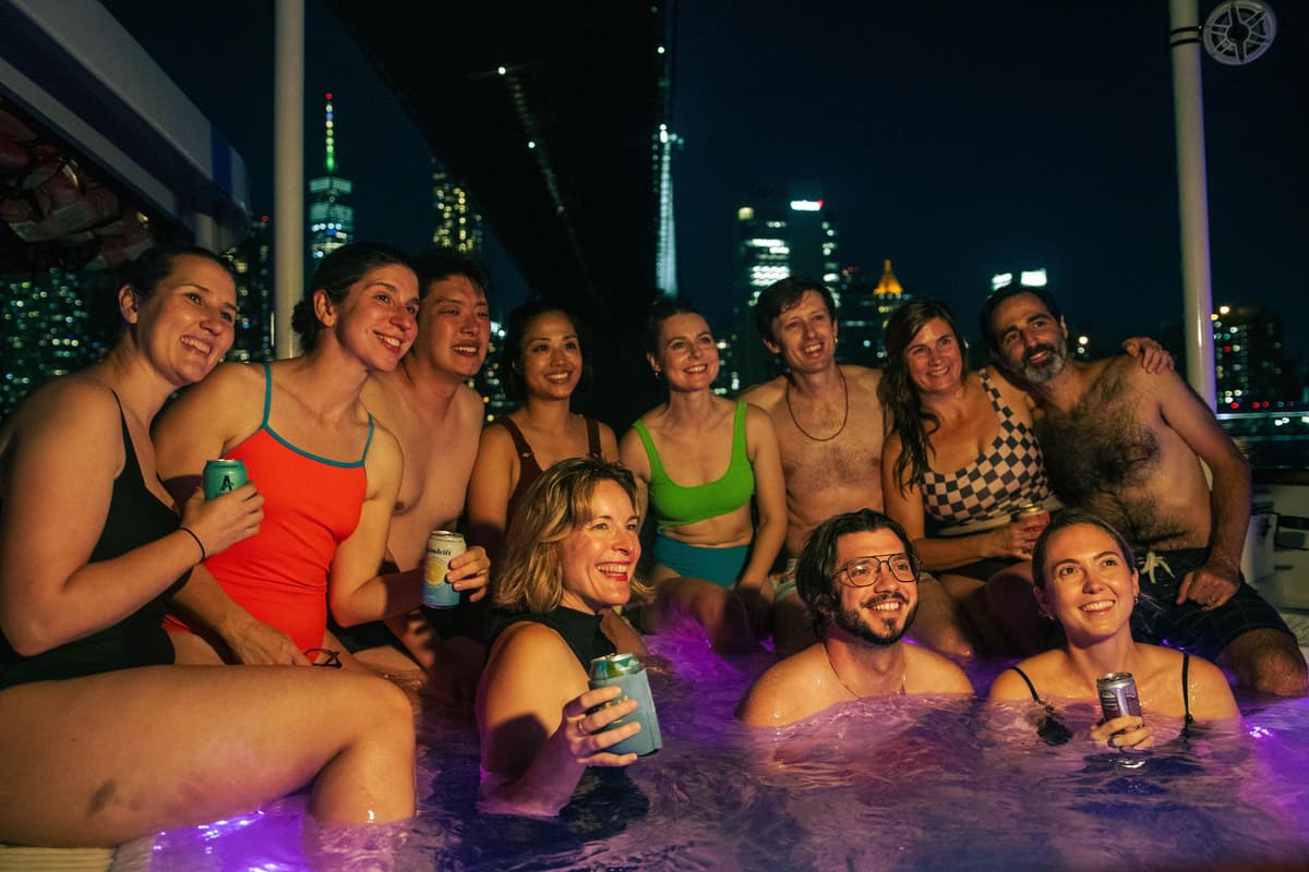 Luxury Hot Tub Boat Around NYC & Statue Private Tub up to 10