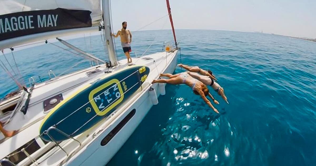 Barcelona: Sunset Small-Group Sailing with Cava & Snacks